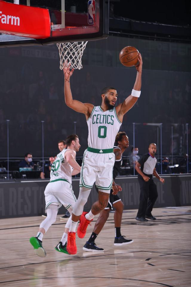 随着乔治低 随着乔治低